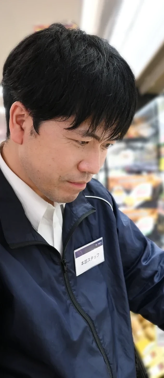 果物売場の商品を整えるスタッフ