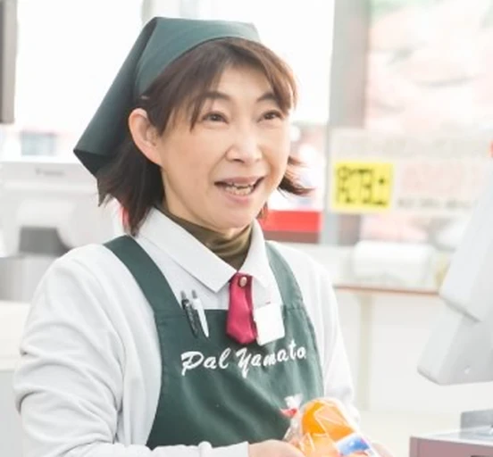 レジでお迎えするスタッフの笑顔