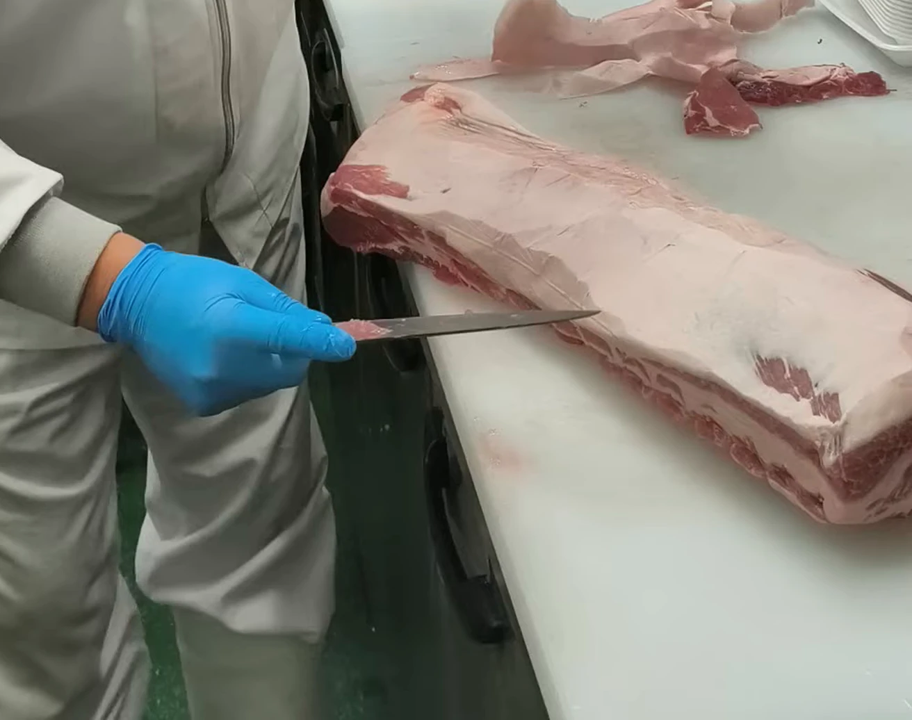 肉を切り分けるスタッフの手元