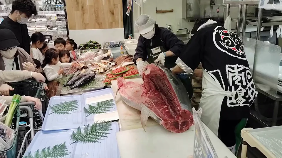 当社店内でのマグロ解体実演